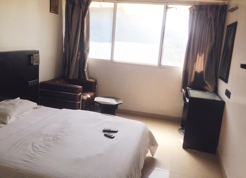 Hotel T.A.P. Gold Crest بنغالور الغرفة الصورة