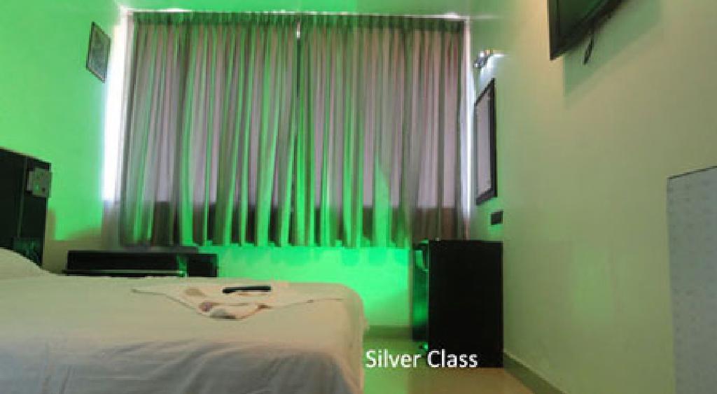 Hotel T.A.P. Gold Crest بنغالور الغرفة الصورة